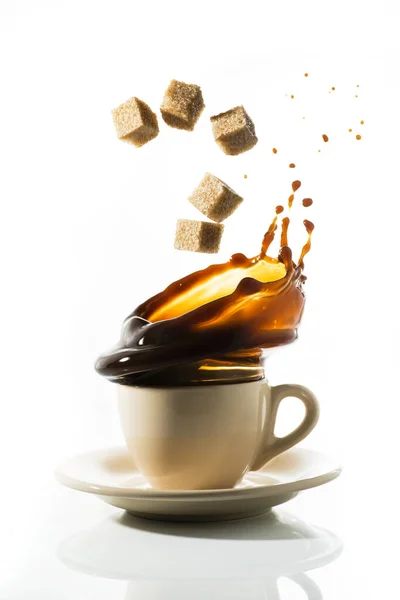 Cukorkocka Esik Csésze Fekete Kávé Fröccsenő — Stock Fotó