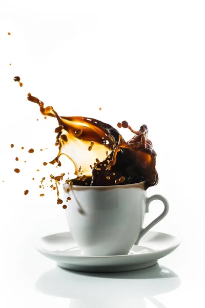 Kávéscsésze Fröccsenő Fehér Háttér — Stock Fotó