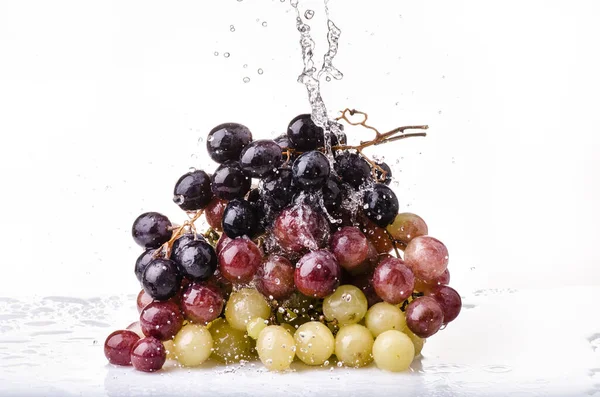 Racimo Uvas Mesa Con Salpicaduras Agua — Foto de Stock