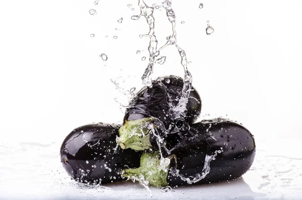Ein Spritzer Süßwasser Auf Auberginen Isoliert Vom Weißen Hintergrund — Stockfoto