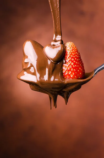 Ein Isolierter Löffel Mit Erdbeere Und Geschmolzener Dunkler Schokolade — Stockfoto