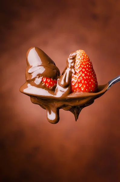 Ein Isolierter Löffel Mit Erdbeere Und Geschmolzener Dunkler Schokolade — Stockfoto