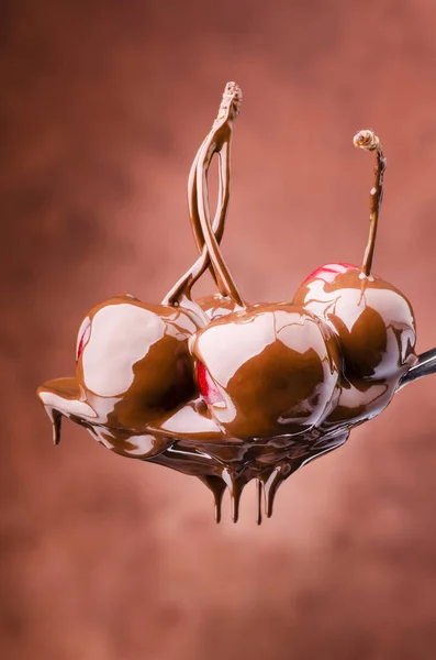 Esslöffel Saftige Kirschen Mit Geschmolzener Dunkler Schokolade Bedeckt — Stockfoto
