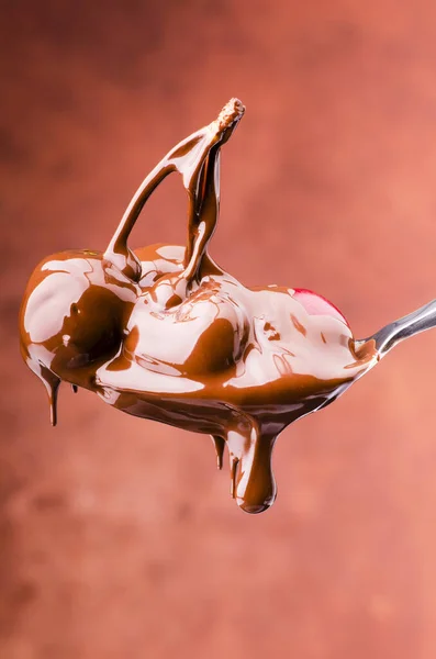 Esslöffel Saftige Kirschen Mit Geschmolzener Dunkler Schokolade Bedeckt — Stockfoto