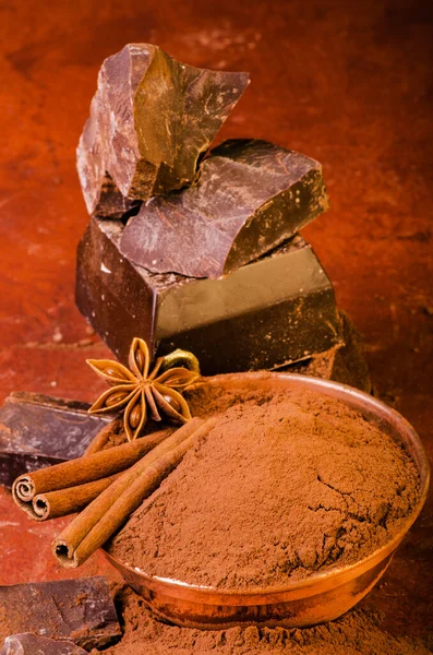 Миска Какао Порошком Шматочками Темного Шоколаду Коричневому Фоні — стокове фото