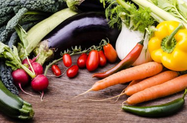 Kırsal ahşap masada taze sebze çeşitleriyle sağlıklı ve vejetaryen diyeti