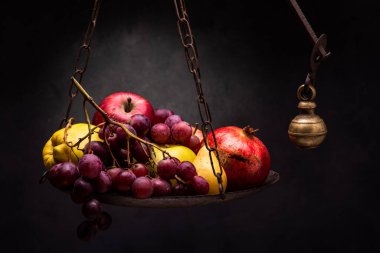 Sonbahar mevsimlik meyveleri, eski pulların üzerinde. Durgun hayat