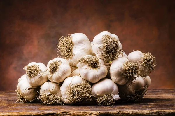 Alho Seco Trançado Allium Sativum Mesa Madeira Áspera — Fotografia de Stock