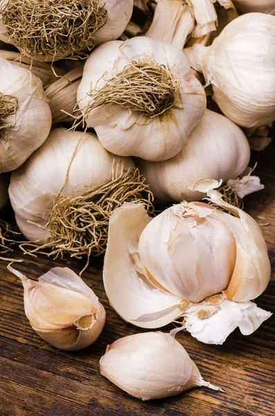 Ajo Seco Trenzado Allium Sativum Sobre Mesa Madera Rugosa — Foto de Stock