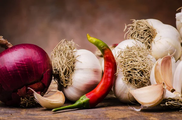 Ajo Seco Trenzado Cebolla Roja Chiles Picantes Una Mesa Madera — Foto de Stock