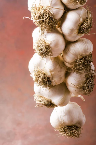 Alho Seco Trançado Allium Sativum Mesa Madeira Áspera — Fotografia de Stock