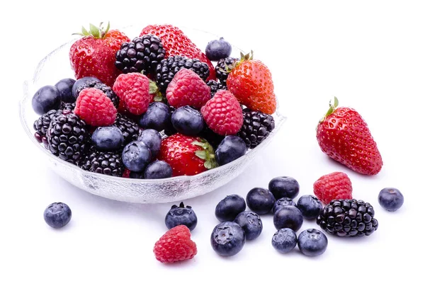 배경에서 분리되어 다채롭고 맛있는 열매가 유리그릇 — 스톡 사진
