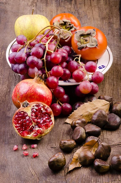 Csendes Élet Gyümölcsökkel Színekkel Ősszel Rusztikus Asztalon — Stock Fotó