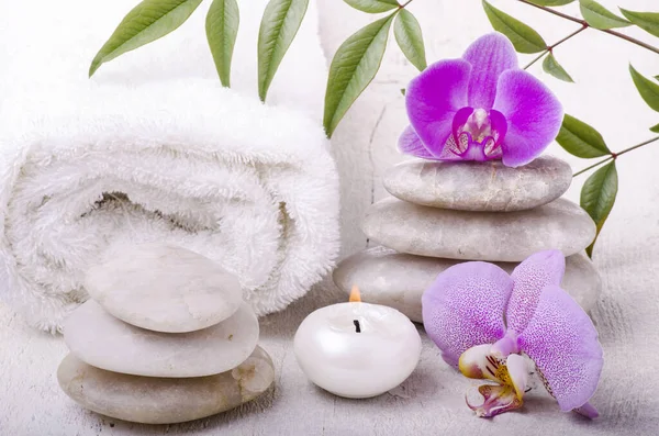 Algunas Piedras Claras Apiladas Las Flores Orquídea Una Toalla Blanca —  Fotos de Stock