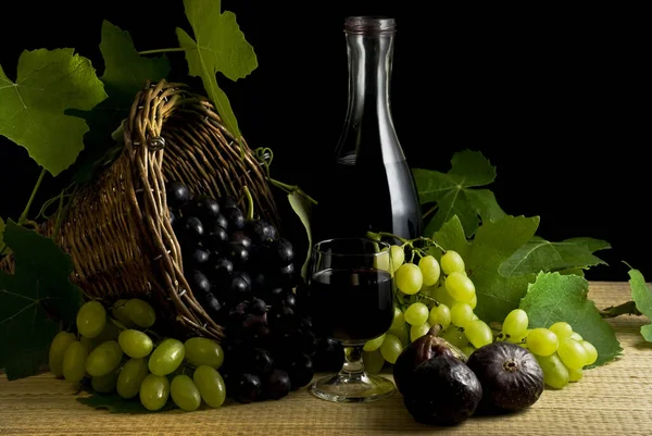 Weidenkorb Mit Schwarzen Trauben Einem Glas Rotwein Und Einigen Feigen — Stockfoto