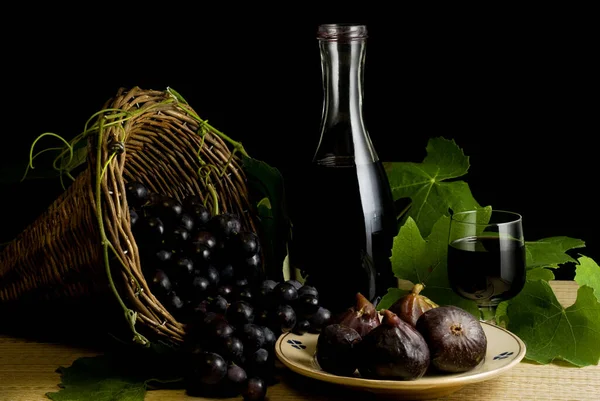 Cesta Vime Com Uvas Pretas Copo Vinho Tinto Alguns Figos — Fotografia de Stock