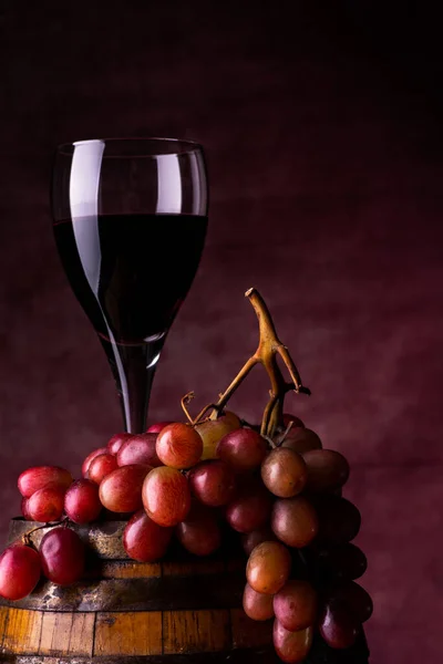 Stillleben Vordergrund Auf Einem Alten Fass Ein Glas Wein Und — Stockfoto