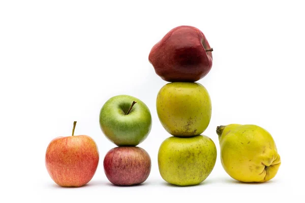 Siedem Jabłek Różnych Typów Odizolowanych Białego Tła — Zdjęcie stockowe