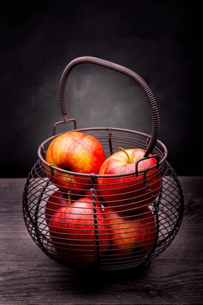 Sobre Mesa Madeira Áspera Uma Cesta Metal Contendo Algumas Maçãs — Fotografia de Stock