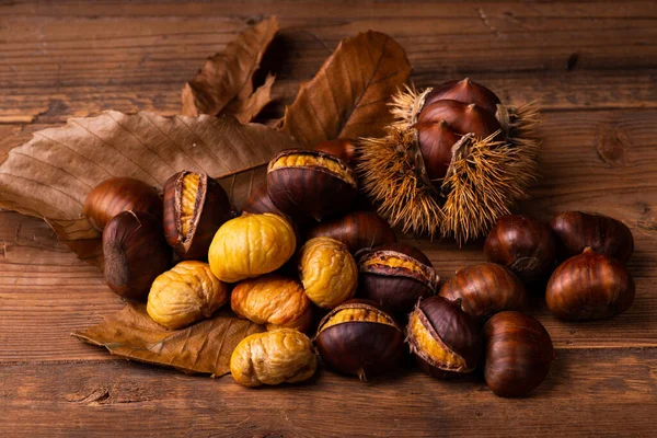 Sul Tavolo Rustico Legno Mucchio Castagne Fresche Tostate — Foto Stock