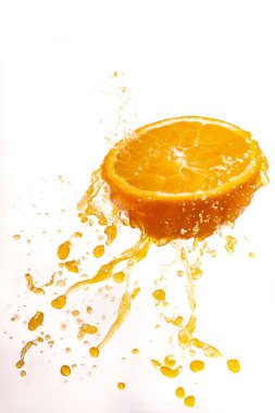 Yarı turuncu, meyve suyu eskizi, beyaz arkaplandan izole edilmiş.