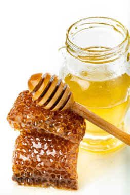 Bir kaşık bal ve bal kokulu akasya balı. Beyaz arkaplan