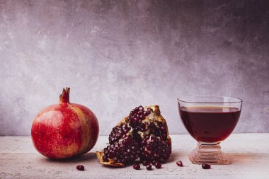 Ön manzara, sulu ve taze nar, tohum ve nar suyuyla karıştırılmış cam bir şişede.