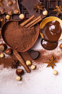 Kakao tozlu kalp şeklinde kase, fındık ve baharatlı çikolata.