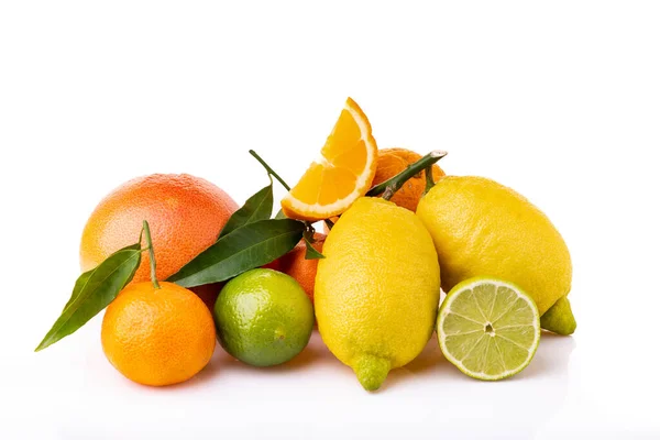 Fruchtkomposition Mit Frischen Zitrusfrüchten Weißer Hintergrund — Stockfoto