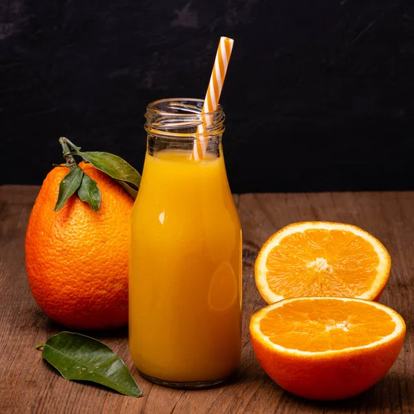 Деревянной Поверхности Несколько Апельсинов Разрезаны Пополам Бутылка Апельсиновым Соком Питьевой — стоковое фото
