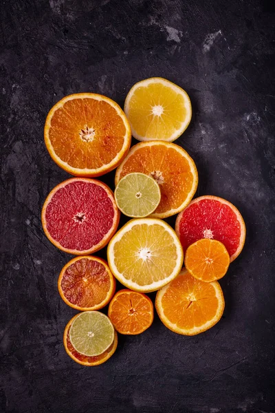 Blick Von Oben Auf Verschiedene Zitrusfrüchte Scheiben Geschnitten Und Auf — Stockfoto