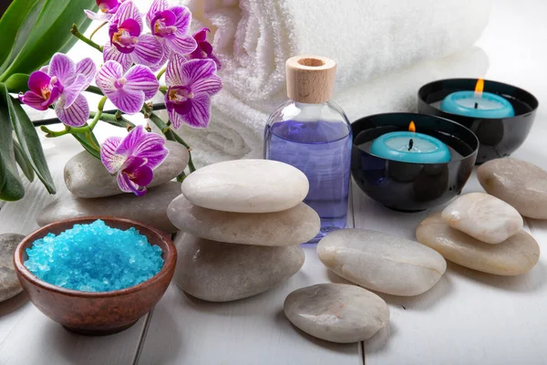 温泉治疗的成分 碗中的蜡烛 浴盐和兰花 — 图库照片