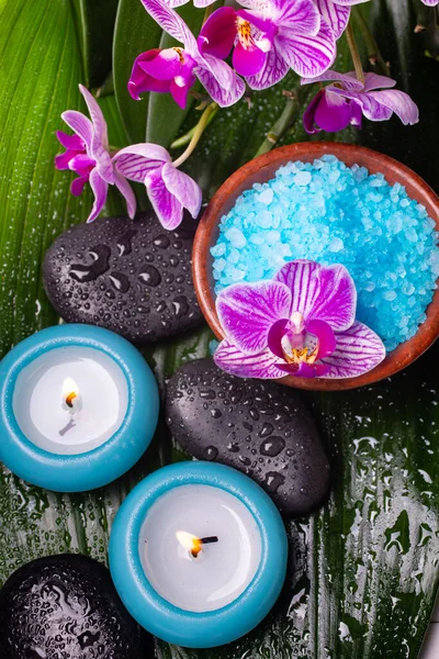Schale Mit Lavendel Duftendem Badesalz Orchidee Massagesteinen Bedeckt Mit Wassertropfen — Stockfoto
