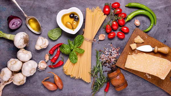 Vista Superior Sobre Fondo Rústico Gris Oscuro Espaguetis Italianos Con — Foto de Stock