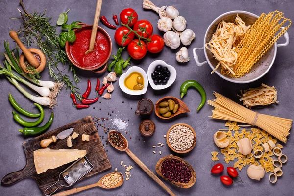 Vista Superior Sobre Fondo Rústico Oscuro Pasta Cruda Ingredientes Italianos — Foto de Stock