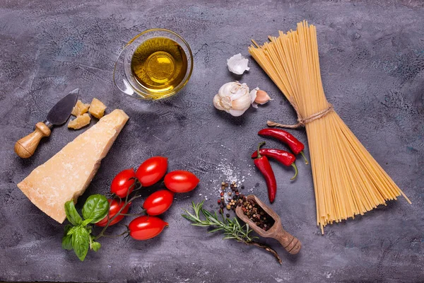 Vista Superior Sobre Fondo Rústico Gris Oscuro Espaguetis Italianos Con — Foto de Stock