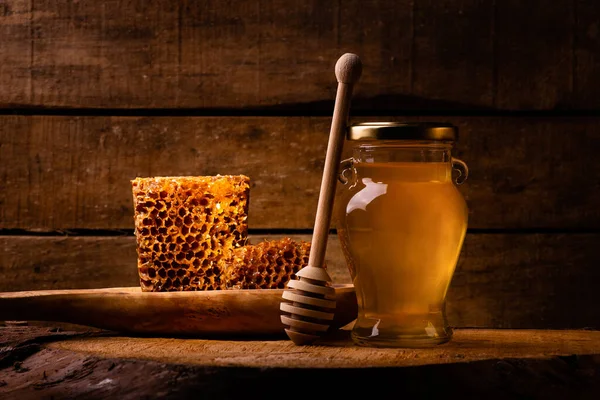 Stillleben Auf Dem Rauen Holzboden Glasvase Mit Akazienhonig Holzlöffel Und — Stockfoto