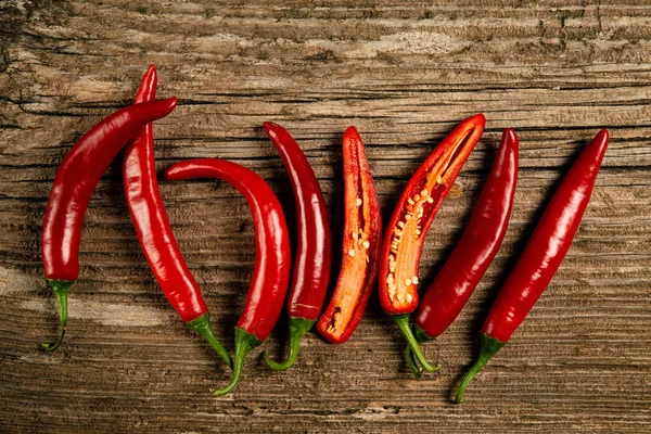 Červené Kořeněné Chilli Papričky Hrubém Dřevěném Stole Výhledem Shora — Stock fotografie