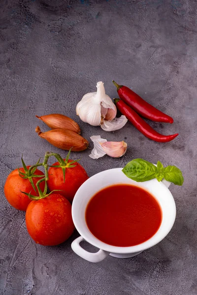 Olla Cerámica Primer Plano Con Salsa Tomate Vegetariano Casero Fresco — Foto de Stock