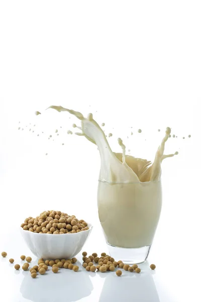 Склянці Свіжого Соєвого Молока Бризкою Водоспадом Жовтого Сої Білий Фон — стокове фото