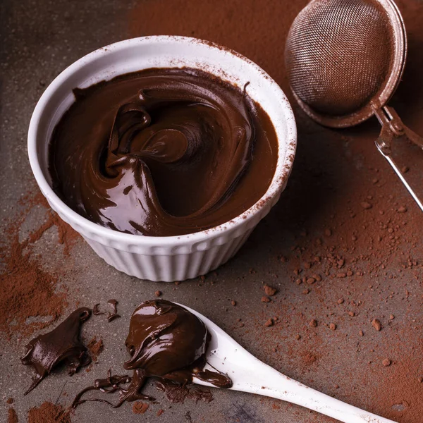 Keramisk Skål Med Mörk Choklad Grädde Sked Insmord Med Choklad — Stockfoto