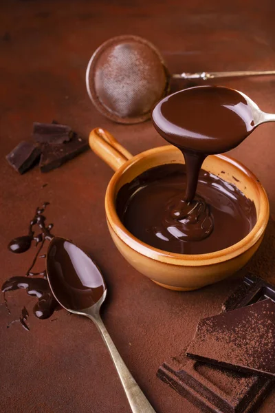 Brun Bakgrund Insmord Med Kakao Och Chokladchips Några Bitar Choklad — Stockfoto