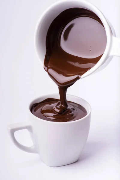 Chocolate Negro Caliente Espeso Vierte Taza Cerámica Blanca Fondo Blanco — Foto de Stock