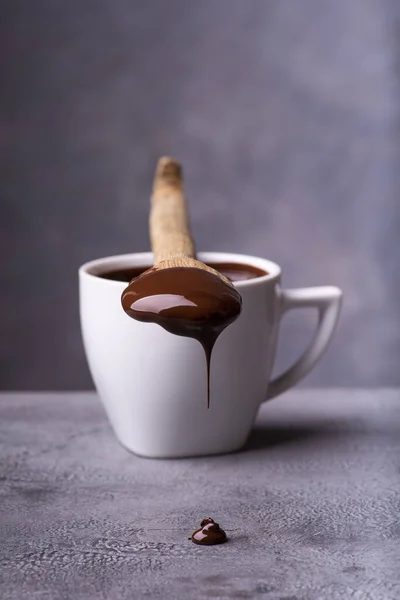 Fakanálból Olvasztott Csokoládéval Bekenve Csokoládé Cseppek Hullanak Szürke Munkalap Tetejére — Stock Fotó