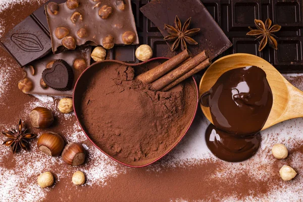 心形碗 可可粉 一些类型的巧克力 有榛子和香料 — 图库照片