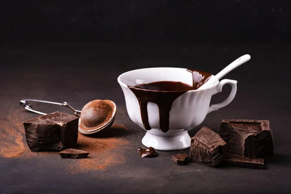 Uma Superfície Rústica Escura Uma Xícara Chocolate Quente Alguns Pedaços — Fotografia de Stock