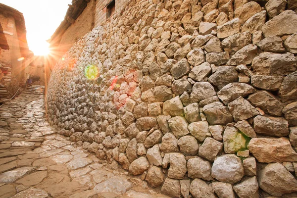 O velho muro na antiga aldeia da província de Yunnan . — Fotografia de Stock