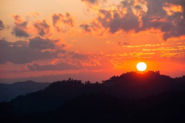 Golden sunset mountain üst üzerinde.