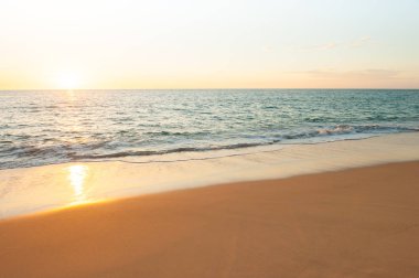 Manzarası ile güneşin aşağı gidiş görünümünü. 