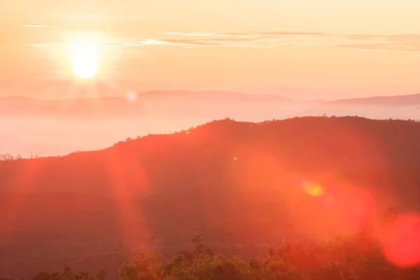 Goldener Sonnenaufgang leuchtet rund um den Berg. — Stockfoto